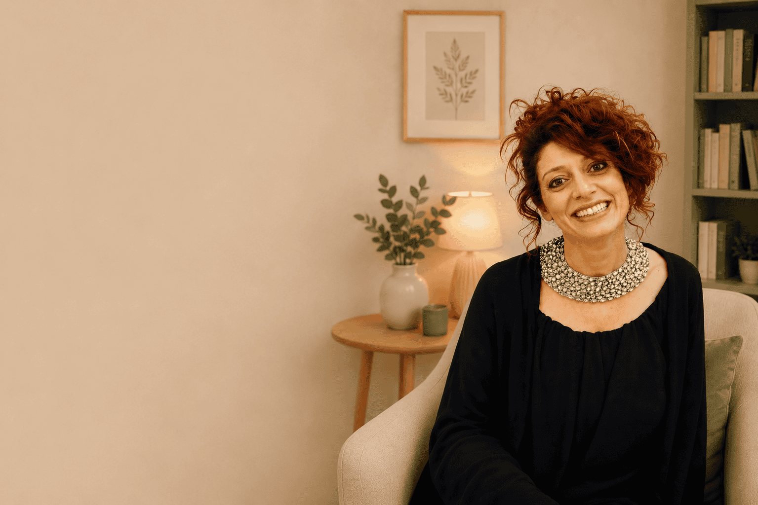 Dott.ssa Anita Martellacci, psicologa e psicoterapeuta a Castiglioncello, sorridente nello studio